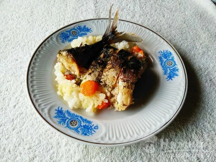Скумбрия с рисом и овощами. Скумбрия с гарниром из риса. скумбрия с рисом. скумбрия запеченная с рисом.