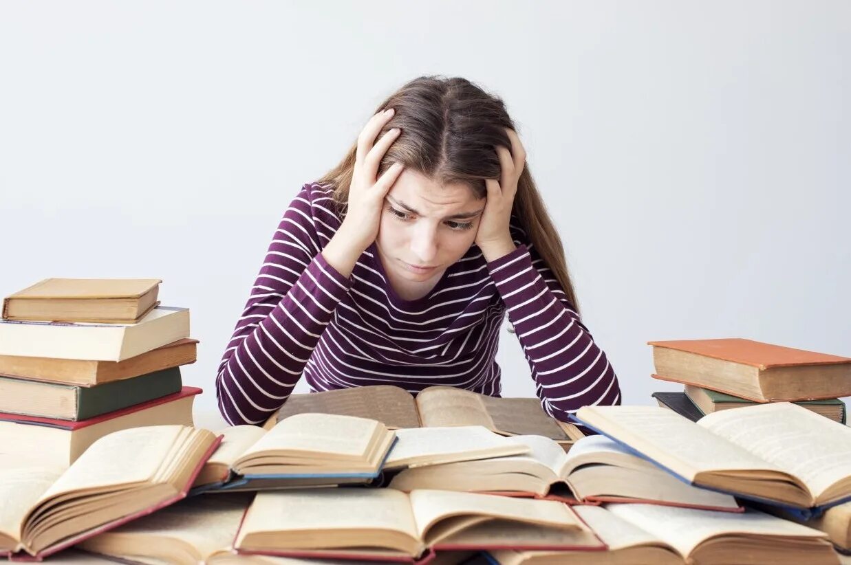 Stressed student. Стресс у студентов. Грустный студент. Стресс на учебе. Подростки готовятся к экзаменам.