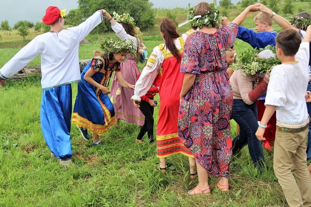 Русские народные игры в семье. Народный праздник Ивана Купала. Праздник народных игр. Хоровод. Хоровод с венками.