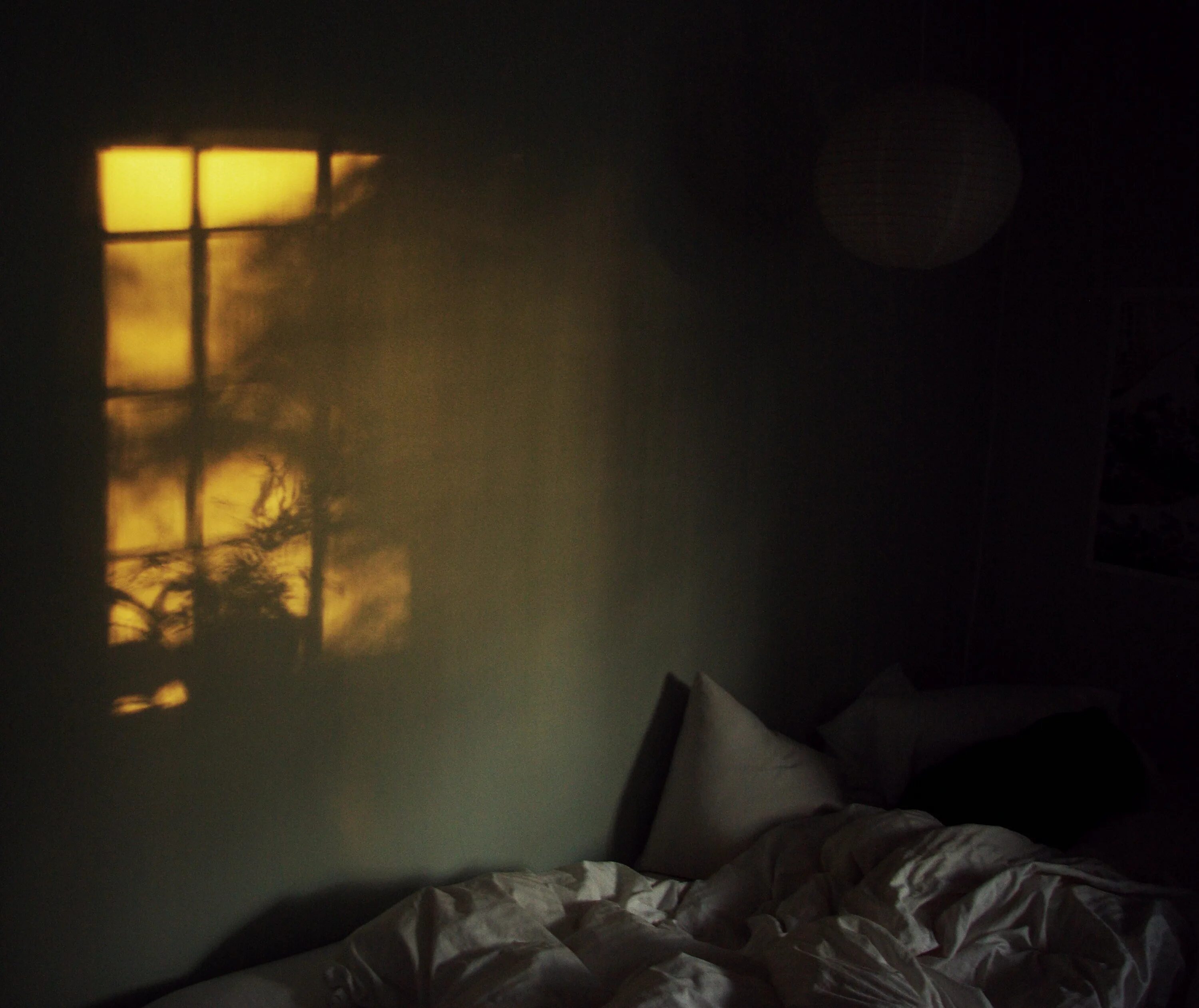 Сон в доме на улице. Темная уютная комната с кроватью. Уютная кровать в темноте. Полумрак в комнате. Кровать в темноте с окном.