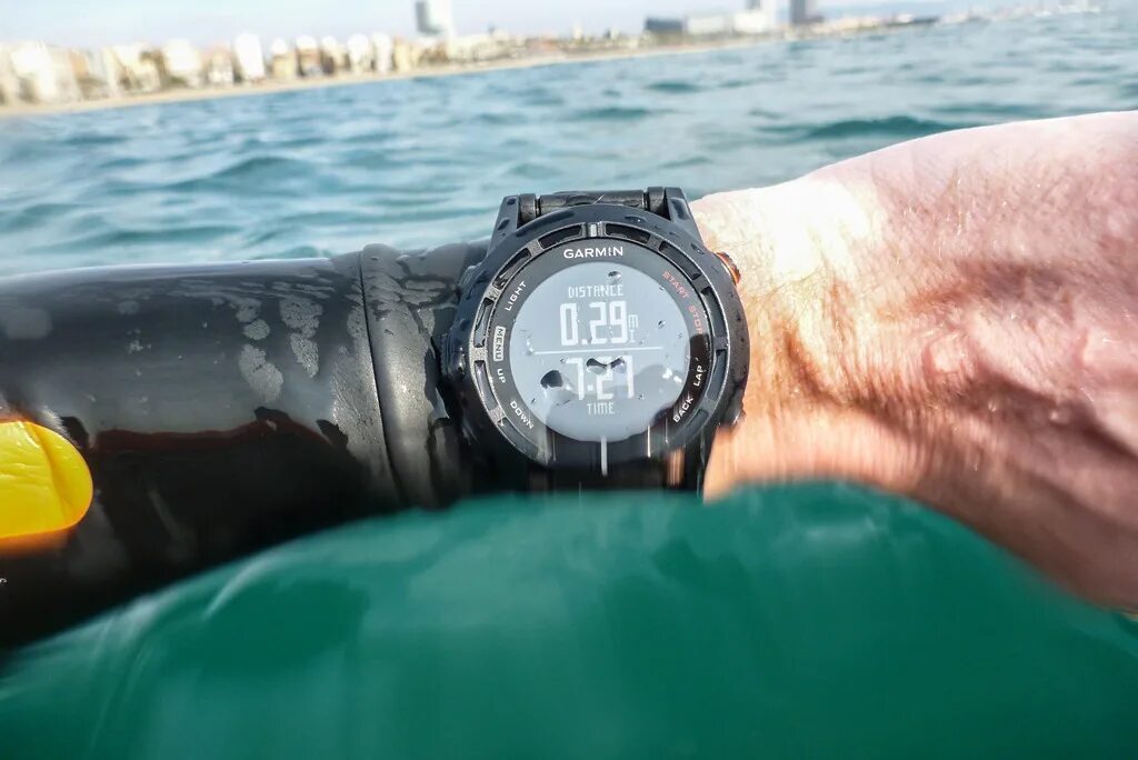 Смарт часы в воде. Garmin Fenix 2. Гармин водонепроницаемые часы. Часы Garmin для плавания. Часы для подводного плавания.