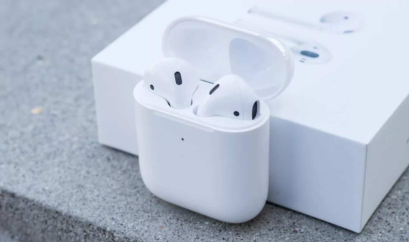 Airpods 15. AIRPODS 2 Lux. Apple AIRPODS 2 коробка. Наушники Apple Air Pots 2. Наушники аирподс 2 коробка.