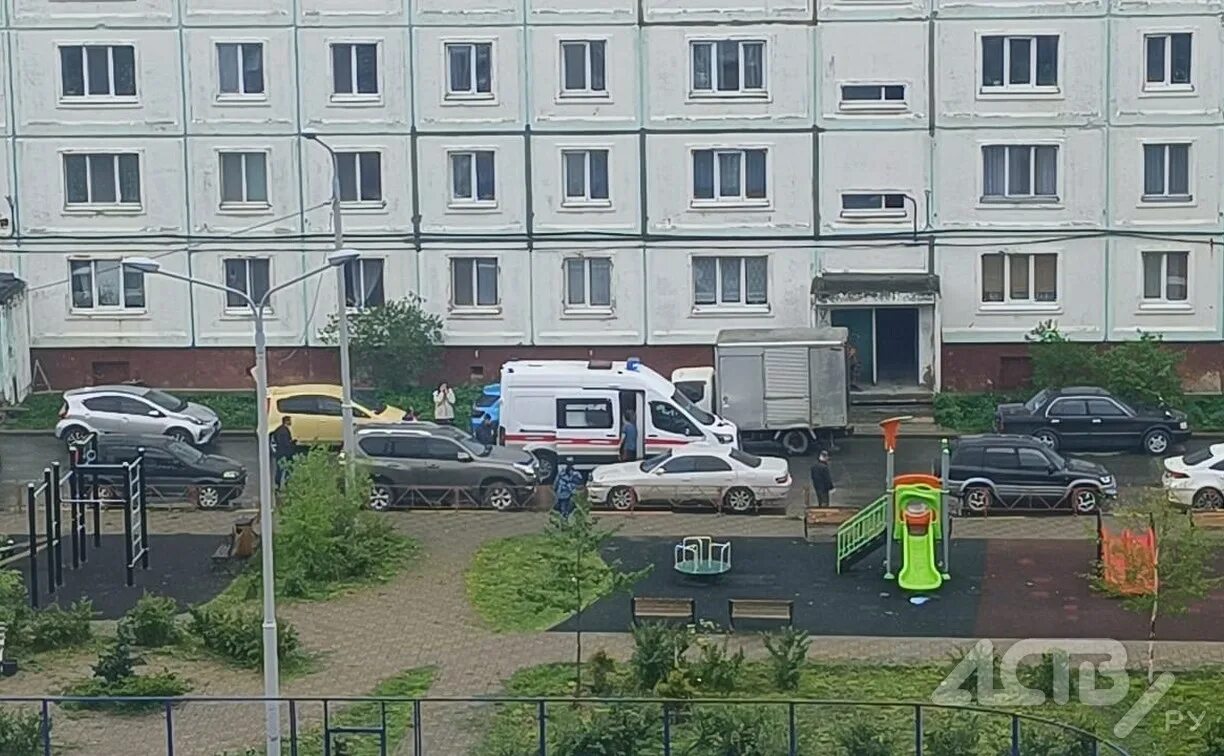 Российская 21 девочка выпала. В краснодаре девушка выбросилась из окна. Окна москва. Российская 21 девочка выпала. Девушка женщина выпала из окна.