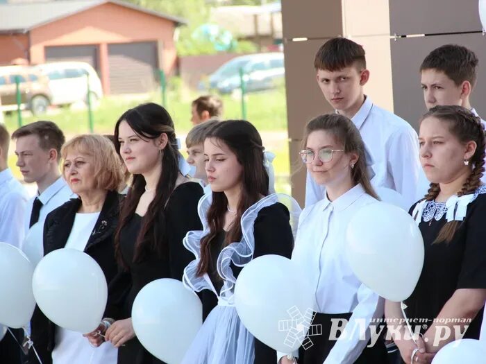 Инженерно экономический лицей великие. Последний звонок в первом классическом лицее. Фотографии с последнего звонка. Лук на последний звонок. Последний звонок Великие Луки.