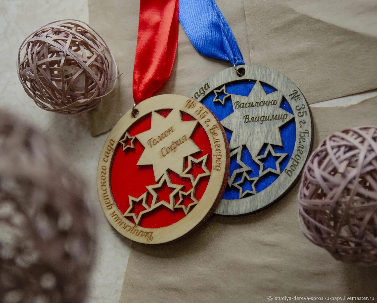 Памятная идея. Деревянные медали для выпускников. Медали для выпускников из дерева. Медали из дерева на выпускной. Медаль выпускника из фанеры.