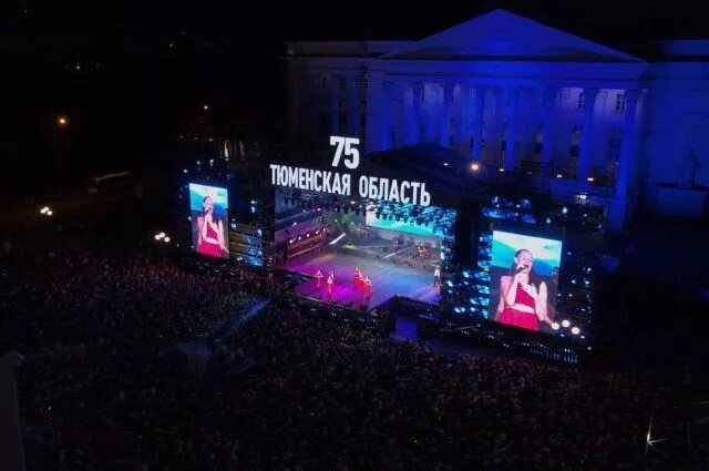 Концерт тюмень 25 августа. Концерт на площади 400 летия тюмени. концерт на площади 75 летие.