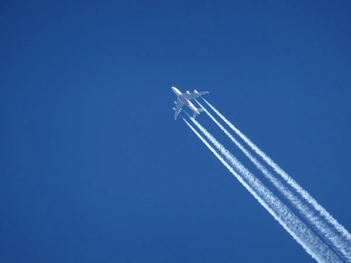 Почему след от самолета. Инверсионный след ил 96. АН-124 инверсионный след. Самолет в небе. Реактивный самолет в небе.