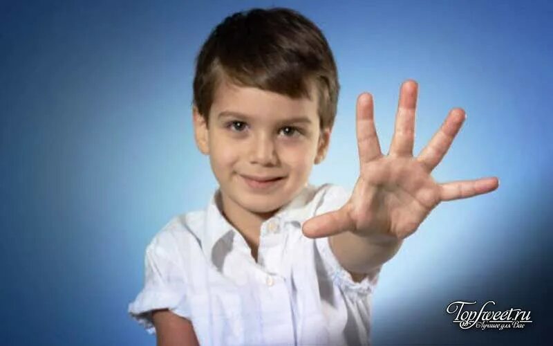 Ребенок показывает пять пальцев. Мальчик показывает пять. Показала мальчику. Мальчик показывает ладонь. Сколько лет пальцами
