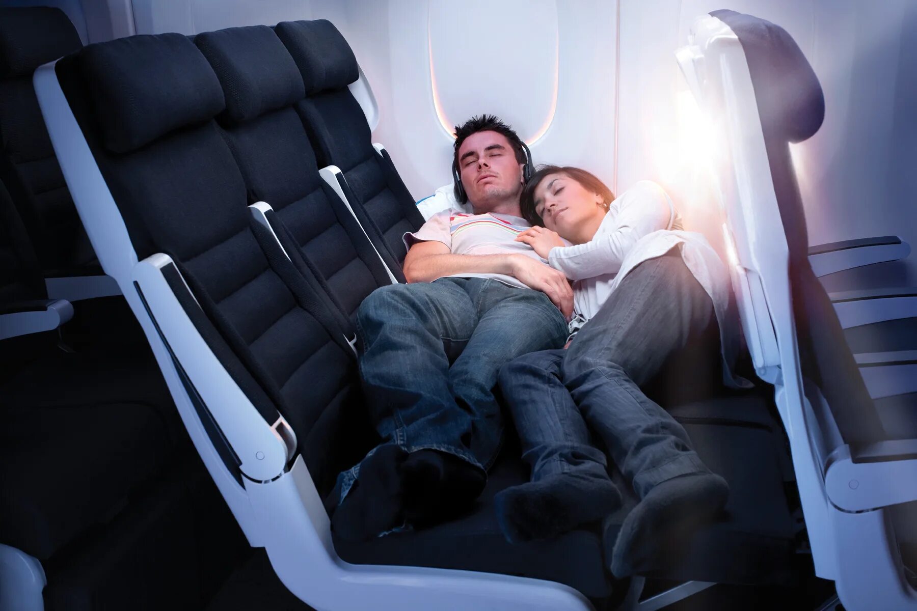 К чему снится лететь в самолете женщине. Сон в самолете. Спать в самолете. Места для сна в самолете. Самолет со спальными местами.