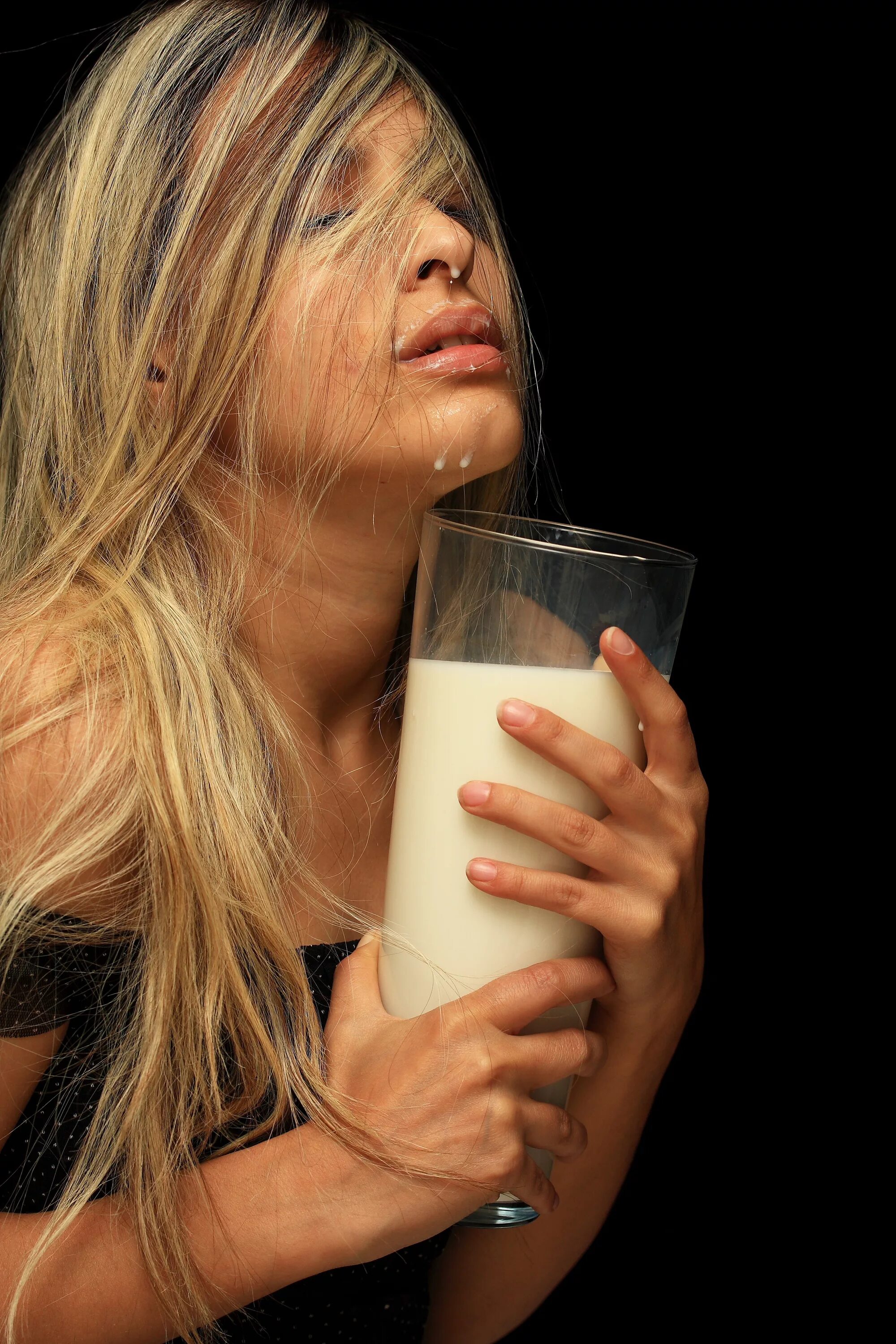 Девушка доит корову. Female milking. Доярка с коровой. Женщина доит корову. Женщина доит корову.