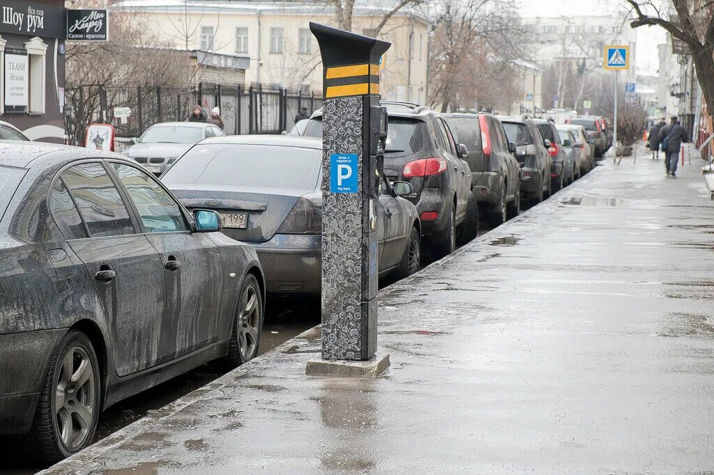 Парковка в центре в будни. Платные стоянки в москве. Парковочное место. Парковка в центре в будни. Платная парковка в москве.