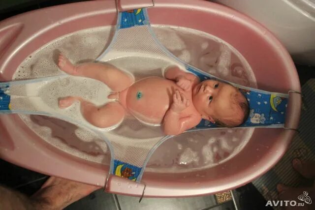 Гамак для купания младенцев в ванной. Гамот для купания новорожденного в ванночке. Купание новорожденного в ванночке с гамаком. Гамак для ванночки для купания новорожденных.