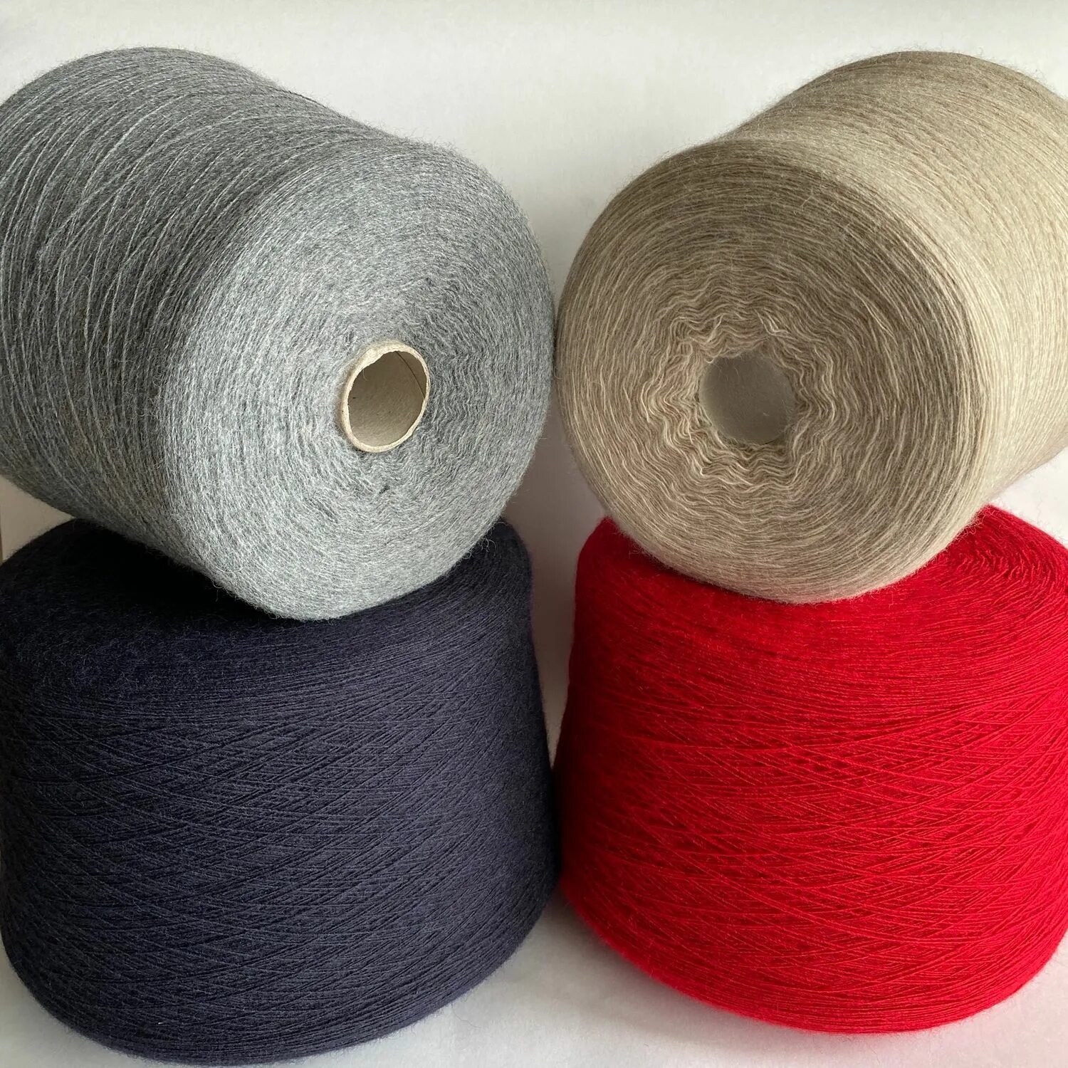 Недорогая пряжа где купить. Merino Wool пряжа. Итальянская пряжа меринос 70% вискоза 30. Текстильная пряжа. Ниткоф итальянская пряжа.