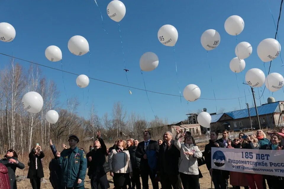 Как выглядит метеозонд. Метеозонд. Запуск метеозонда в России. Метеозонд шары инсталляция. Метеозонд в небе ночью.