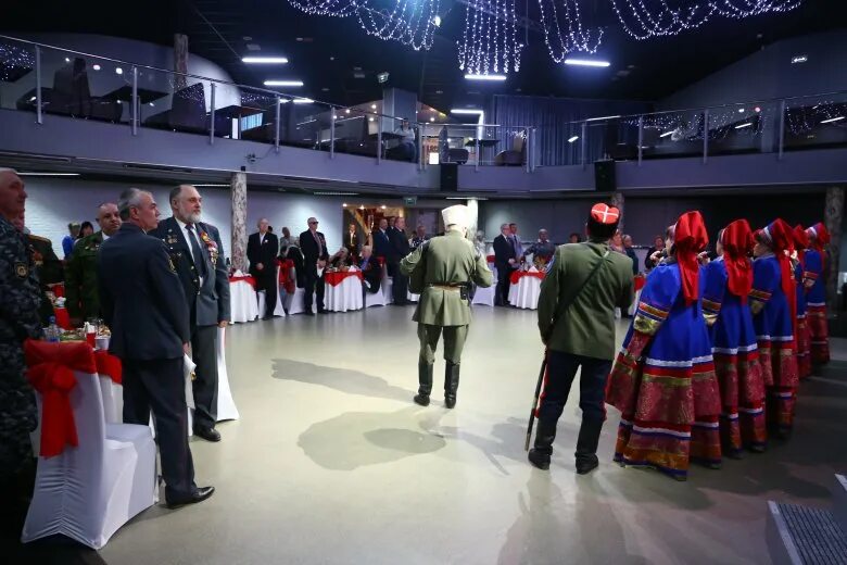 Молодёжный центр когалым. Молодежном центре метро. Молодежном центре метро. Молодежном центре метро. Новогодний корпоратив в ресторане яр.