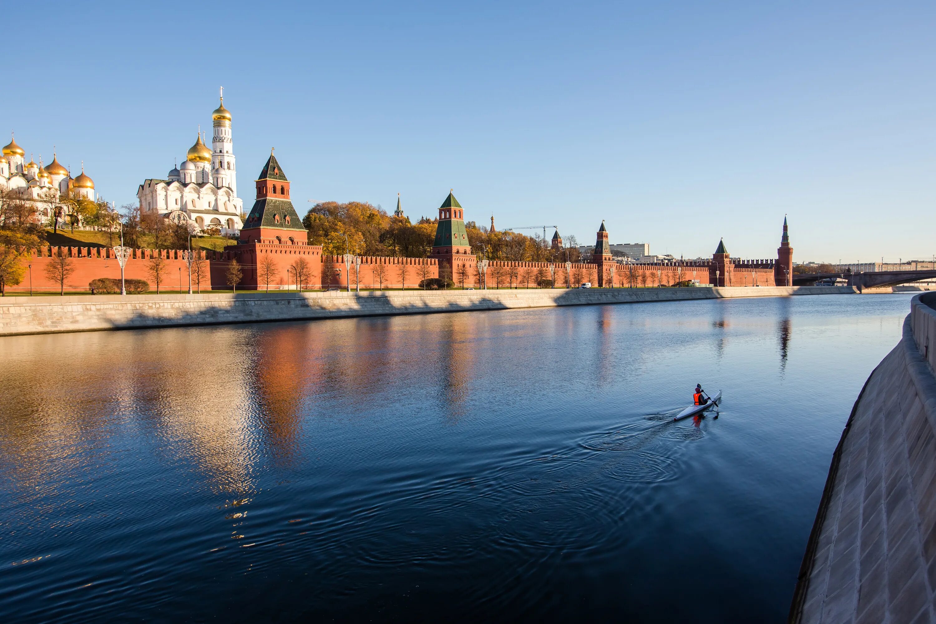 Реки у стен московского кремля. Набережная реки Москвы Кремлевская стена. Стена Московского Кремля вдоль Москвы реки. Московский Кремль отражение в реке. Верхняя Москва река.