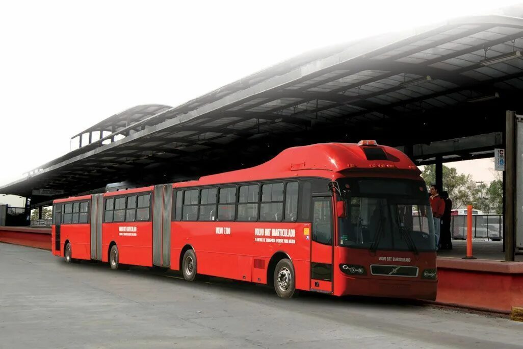 Самый большой автобус в мире. Volvo gran artic 300. volvo 7300. самый большой автобус вольво. самый длинный автобус в мире.