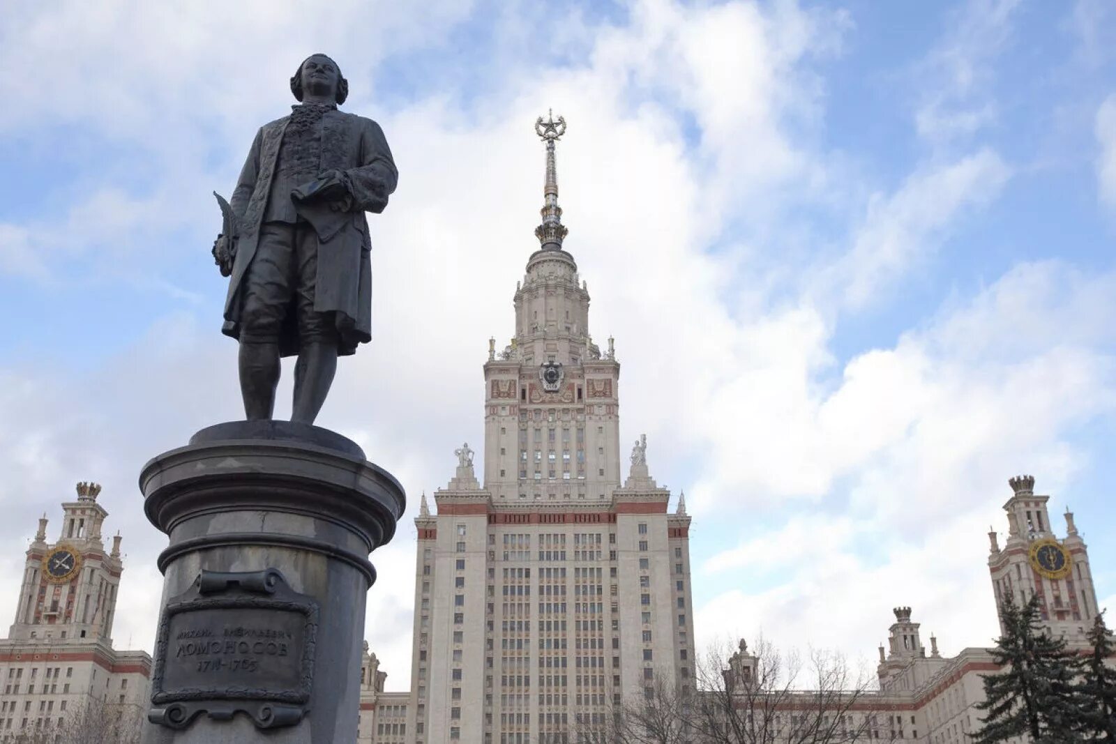 20 памятников москвы. Памятник Ломоносову (Москва, воробьёвы горы). Памятник Ломоносову МГУ. Памятник Ломоносову у университета в Москве.