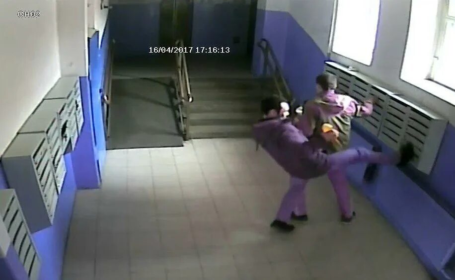 Камеры улиц подъездов. Видеонаблюдение в подъезде. Камера видеонаблюдения в подъезд. Видеокамера в подъезде. Скрытое видеонаблюдение в подъезде.