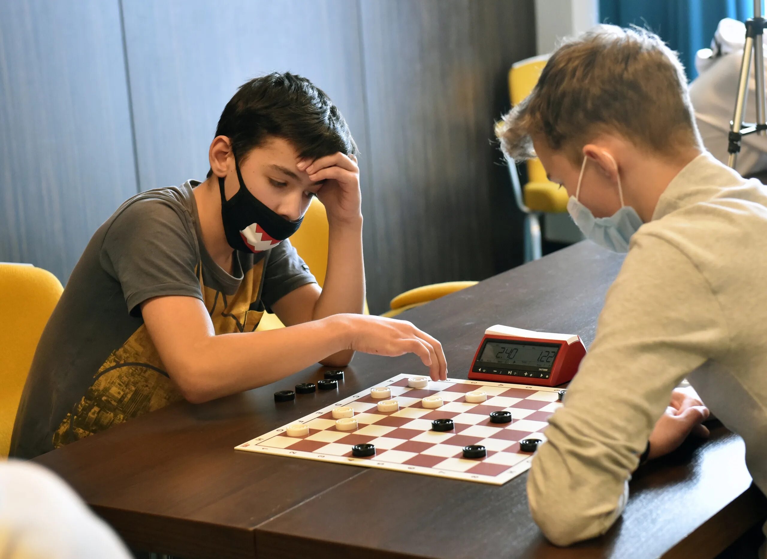 шашки для детей дошкольного возраста. игра про россию. шахматный турнир. профессиональный игрок в шашки. лучший игрок по шашкам.