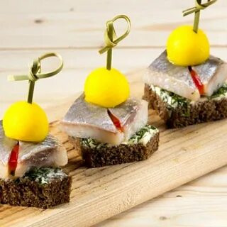 Канапе с бородинским хлебом