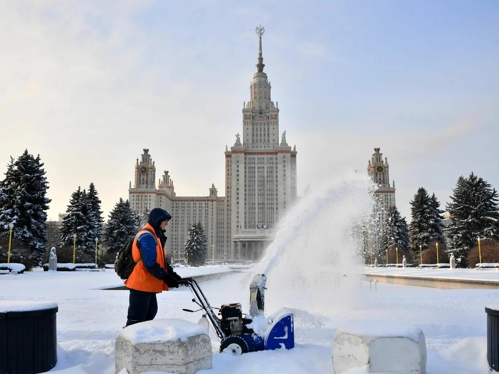 Сильный мороз в москве. Морозы в Москве. МГУ уборка снега. Сильные Морозы в России. Снегопад летом в Москве.