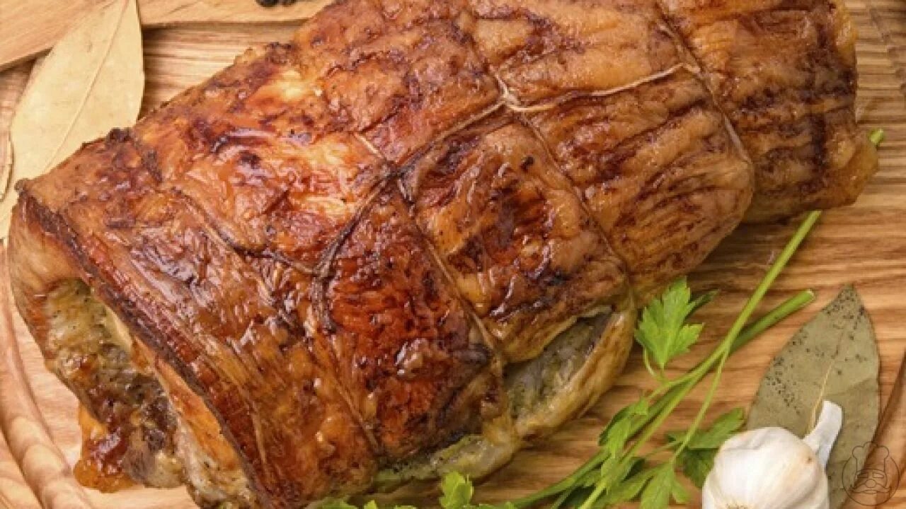 Рулька запеченная рулетом. Рулет изсвинной рульки. Рулет из свиной рульки вареный в пищевой пленке. Рулет из рульки вареный в пленке. Рулька запеченная рулетом.