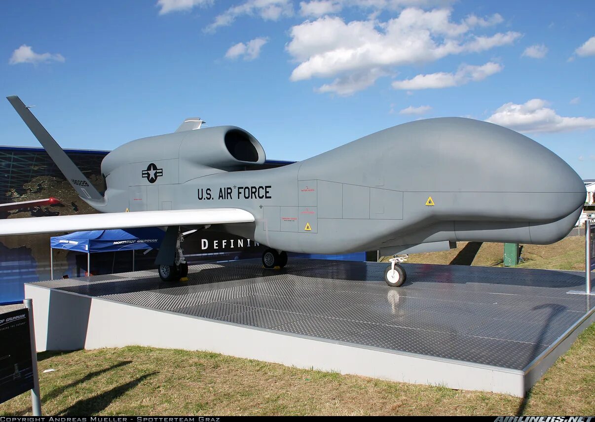 Глобал хок. Дрон RQ-4 Global Hawk. Беспилотник RQ-4b Global Hawk. Northrop Grumman RQ-4b. Northrop Grumman RQ-4a Global Hawk.