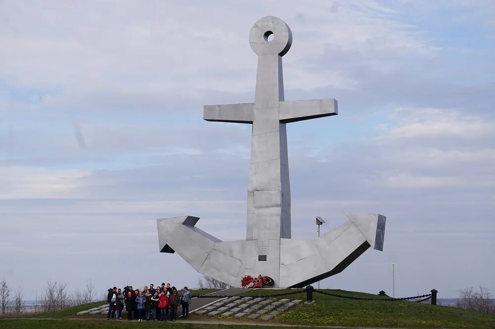 Улицы матвеев кургана. Памятник якорь Матвеев Курган. Матвеев Курган мемориал. Мемориал якорь Матвеев Курган. Монумент якорь Матвеево Курганский район.