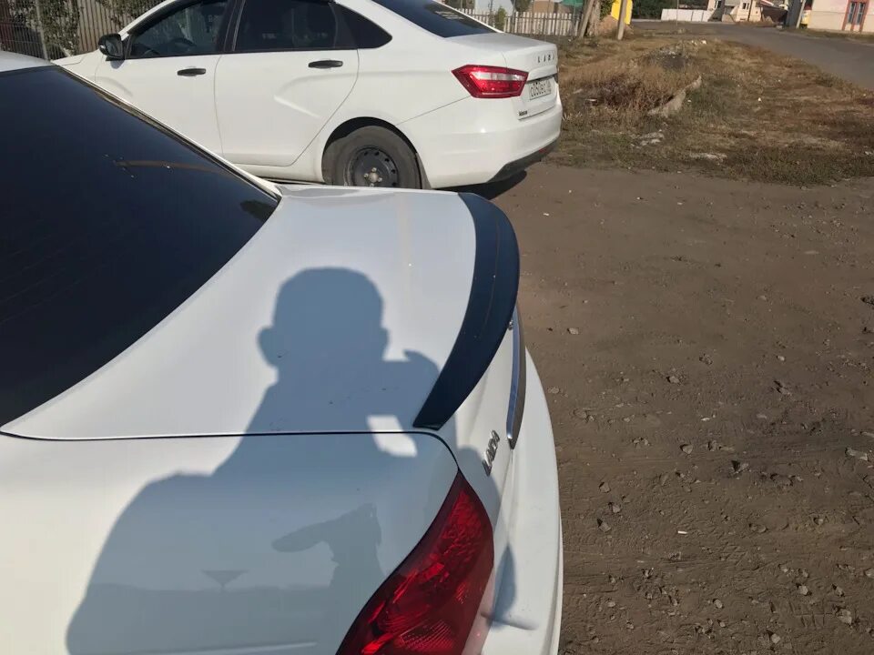 Спойлер крышки багажника 2170. Автоматический спойлер. Верхний спойлер бмв г30 рестайлинг. Спойлер на герметик. Как склеить спойлер на автомобиле.