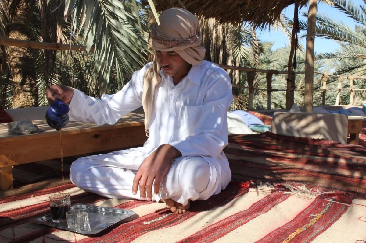 Арабская пито. Арабы пьют чай. Чаепитие в Египте. Чайная церемония на востоке. Чайная церемония Африка.