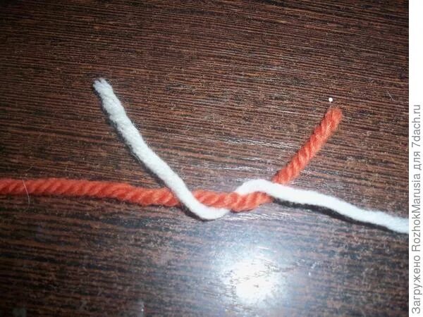 Двойная нитка. Как связать две нитки с маленьким узелком. Как завязать узел с помощью 2 ниток. Как вязать из 2 ниток узелок фото.