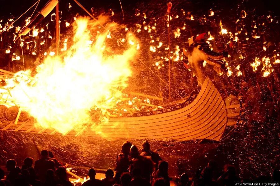 Фестиваль огня апхеллио в шотландии (up helly aa). Апхеллио фестиваль огня в шотландии. Фестиваль викингов ап хелли аа. Ап хелли аа (up helly aa) в шотландии. Фестиваль огня в шотландии.
