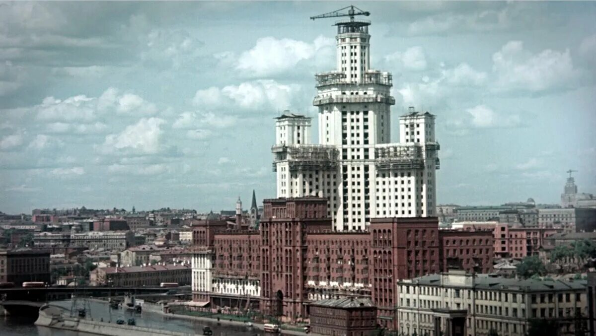 Москва 1951. Здание РСПП на Котельнической набережной. Высотка на Котельнической Москва Шипастая звезда. Москва 1951 год.