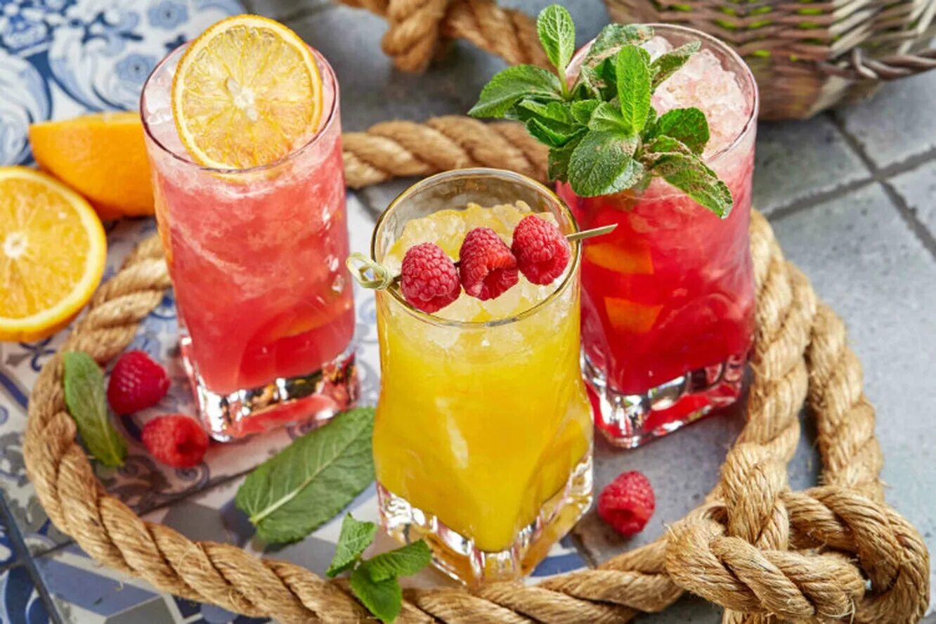 Новый напиток лета. Прохладительные напитки. Летние коктейли. Лимонады. Красивый лимонад.