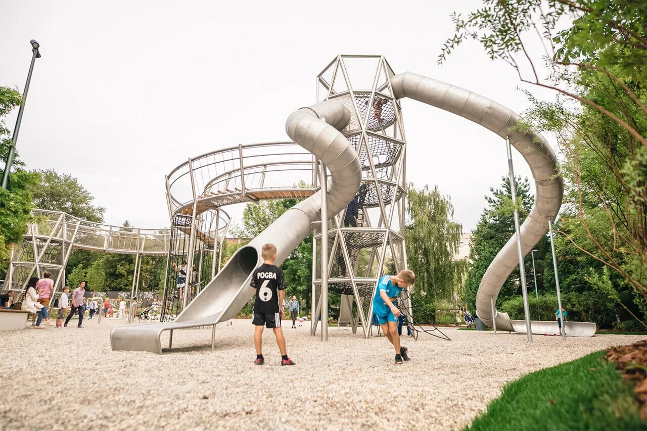 Сделай парк горького. Игровая площадка салют в парке Горького. Парк Горького детская площадка салют. Парк Горького Москва игровая площадка салют. Детская площадка в парке Горького Москва.