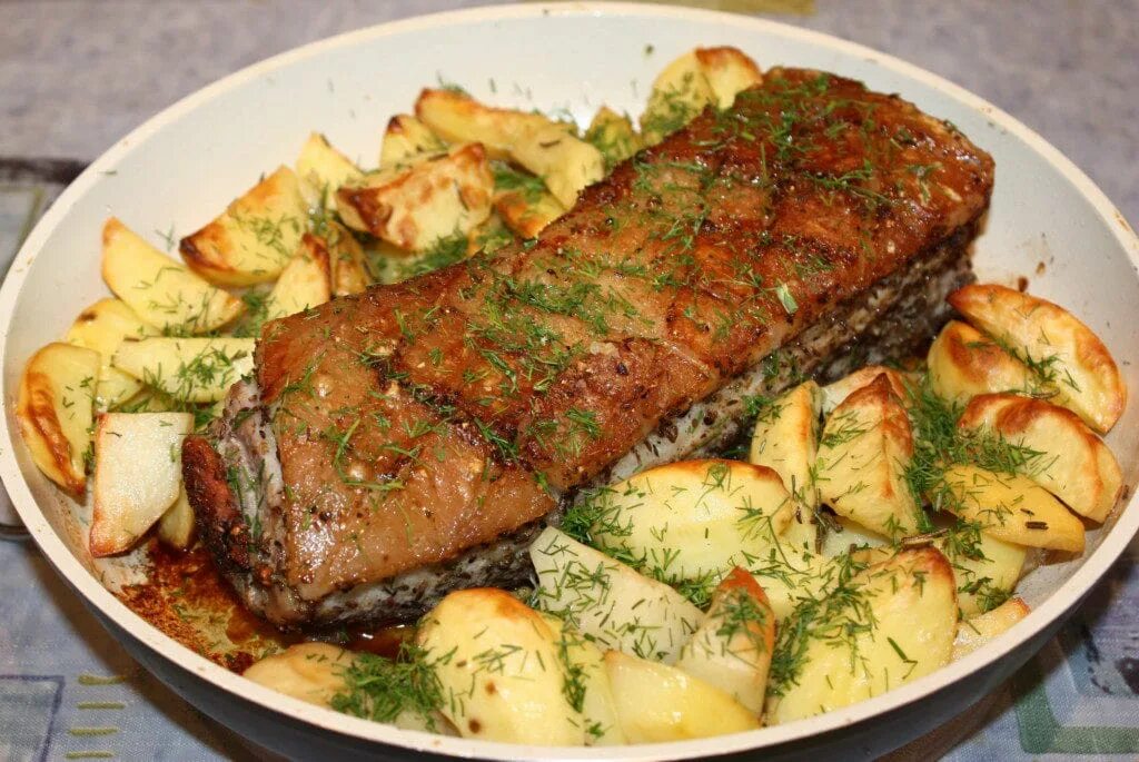 Как запечь грудинку свиную в духовке вкусно. Грудинка в духовке. свинина запеченная с картофелем. грудинка свиная в духовке. грудинка свиная запеченная в духовке.