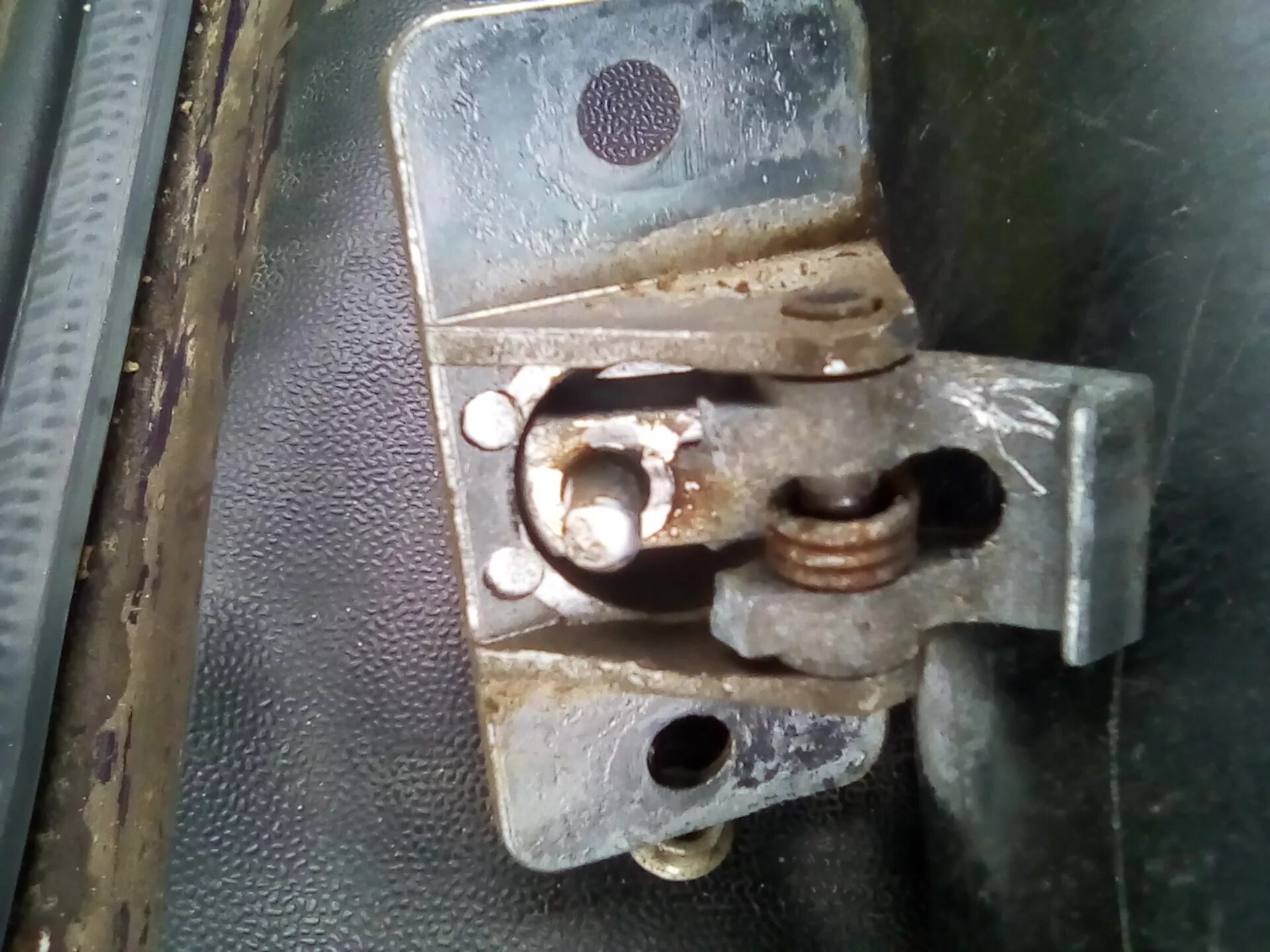 Замок двери 21099. Замок двери ваз 2107. Двери ваз 2105 обшивка дверей. Дверные ручки ваз 2105. Не закрывается дверь 2105.