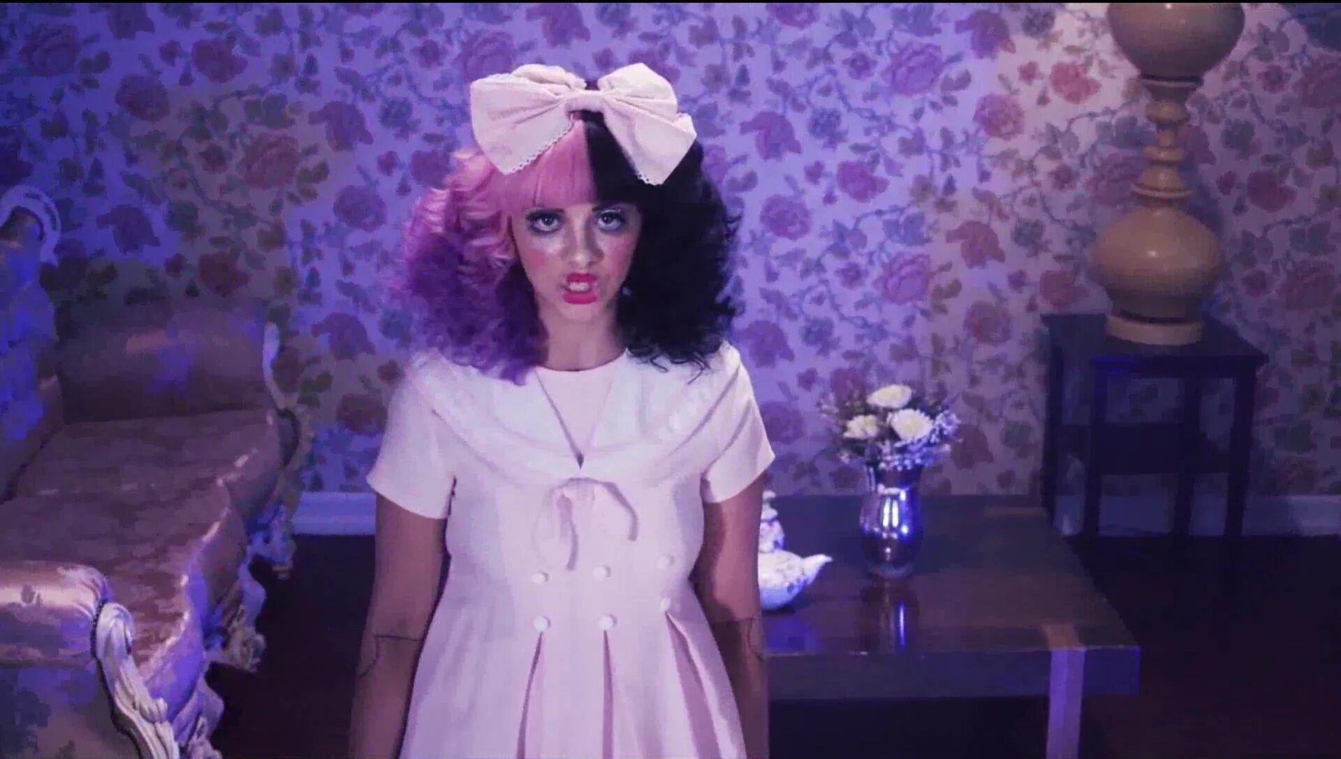 мелани мартинес зубы. мелани мартинес 2022. клип на песню с кукольным домиком. Melanie martinez улыбка. авария кукла клипа.