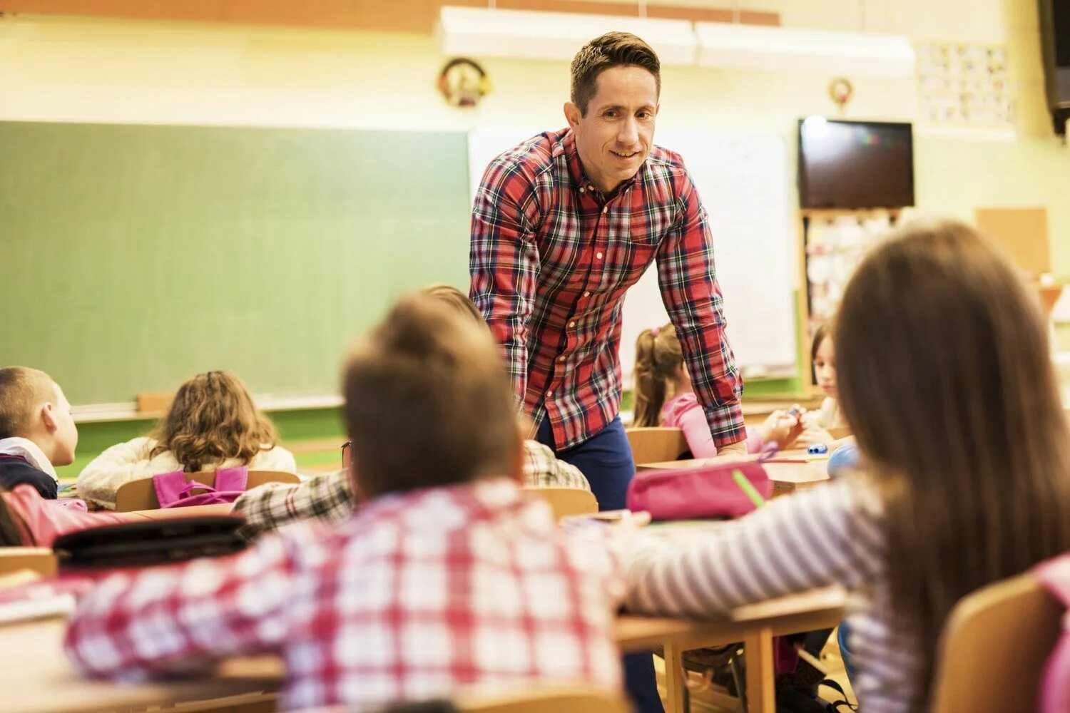 School teach. Мужчина педагог в школе. Учитель мужчина дети. Учитель мужчина в классе. Учитель английского в классе.