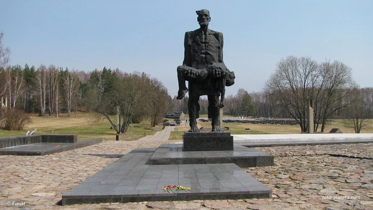 Непокоренный человек. Памятник непокоренный человек хатынь. Памятник хатынь в белоруссии. Селиханов хатынь. Мемориальный комплекс хатынь непокоренный человек.