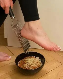 Беру двумя ногами сую