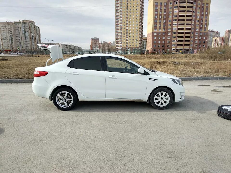 Kia rio r16 серая. White kia rio r16. Диски kia rio 3 r16. Рио 3 на 16 дисках. Рио 3 на 16 дисках.