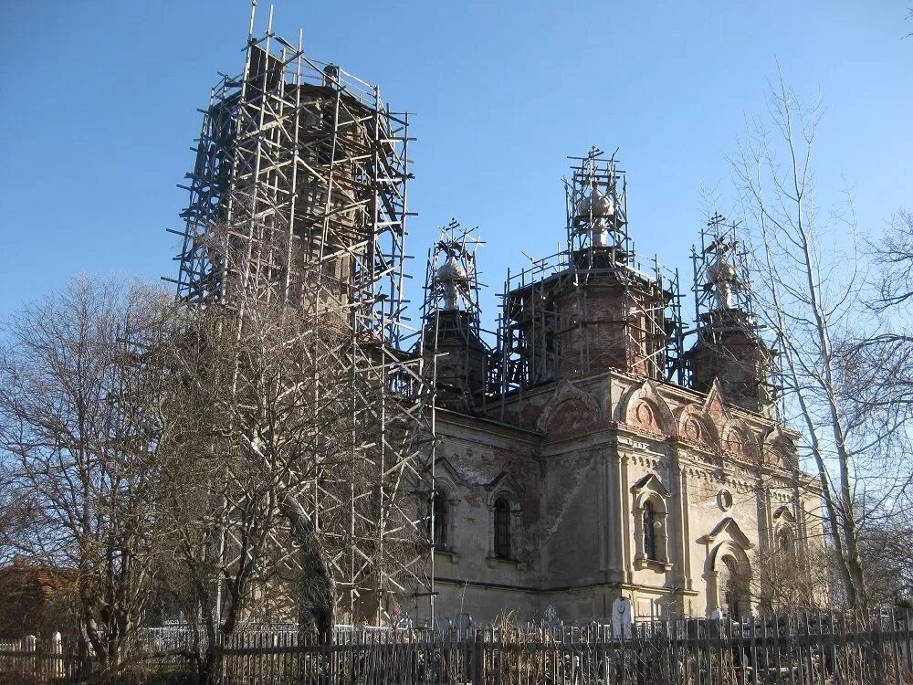 Церковь троицы живоначальной волховский район. Церковь святой троицы в деревне иссад. Церковь святой троицы иссад. Церковь святой троицы в деревне иссад. Иссад волховский район храм.