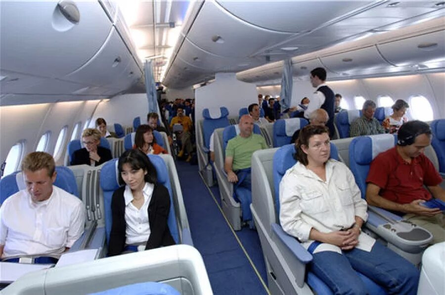 Самолёт внутри с людьми. Салон самолета с пассажирами. Самолет с пассажиром. Салон самолета с людьми.