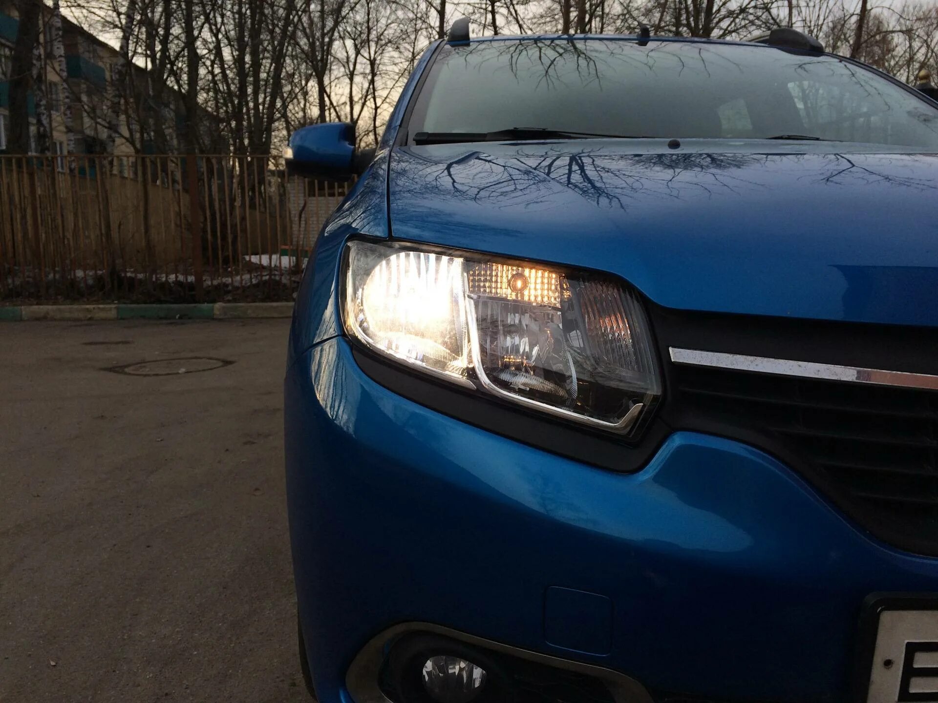 Рено логан 2 лампы в фарах. Дхо рено логан 2. ходовые огни на рено логан 1. renault sandero ближний свет. дхо логан 2 рестайлинг.