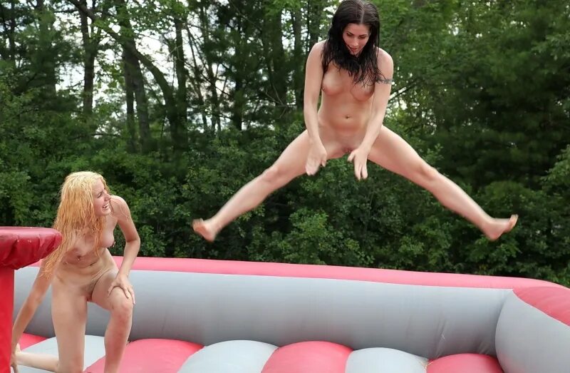 Голые девушки в прыжке - порно фото онлайн