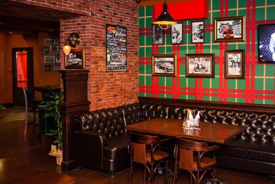 Ruby wine bar новосибирск. Паб язык. Бар в английском стиле. Ирландский паб в королеве. Английский паб внутри.