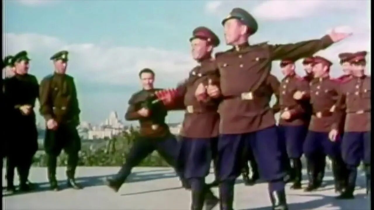Где солдат танцует. Солдаты танцуют. Танцующий солдат. Советские солдаты танцуют gif. Солдаты пляшут.