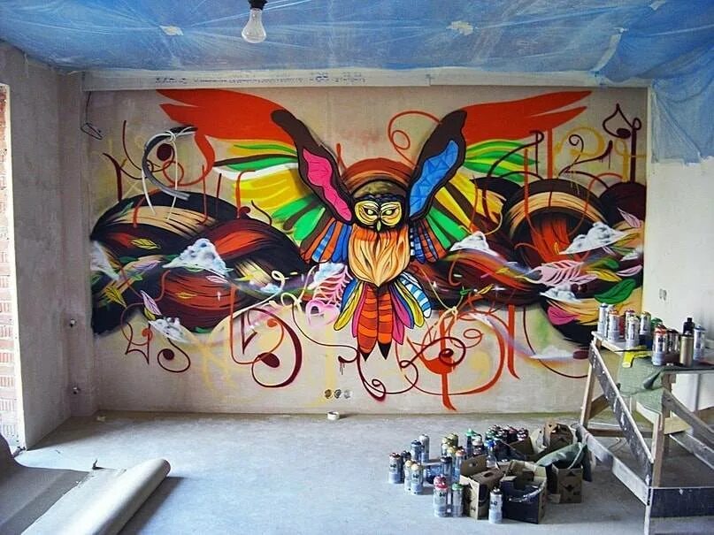 Разрисованные стены в комнате подростка. Граффити на стене в квартире. Арт на стену в комнату. Современная роспись стен. Граффити в интерьере.